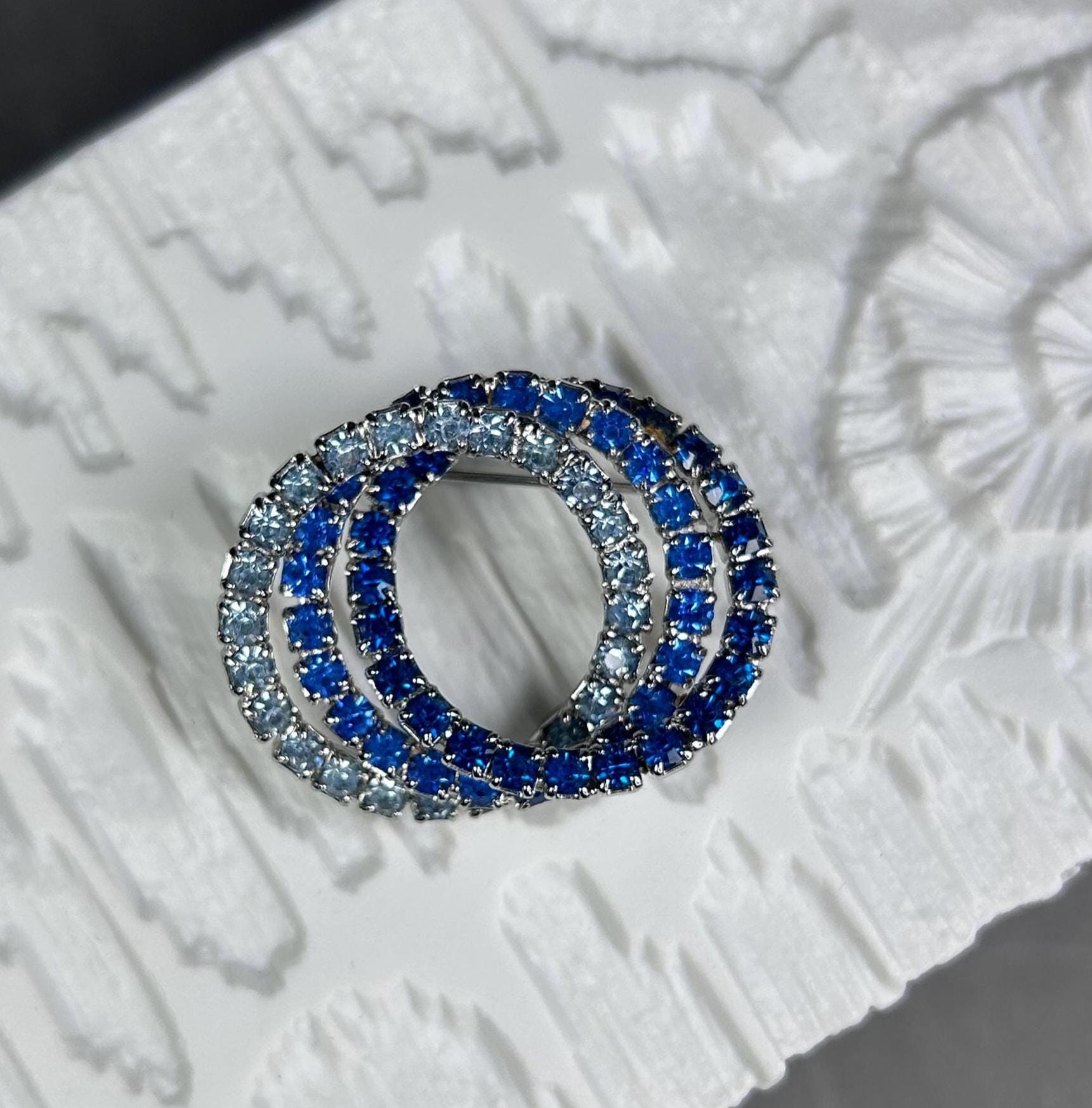 Vintage Große Art-Déco Stil Brosche Triple Infinity Mit Facettierten Blauen Kristallen von KabinettBerlin