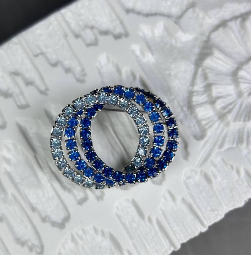 Vintage Große Art-Déco Stil Brosche Triple Infinity Mit Facettierten Blauen Kristallen Vintage Große Art-Déco Stil Brosche Triple Infinity Mit Facettierten Blauen Kristallen von KabinettBerlin