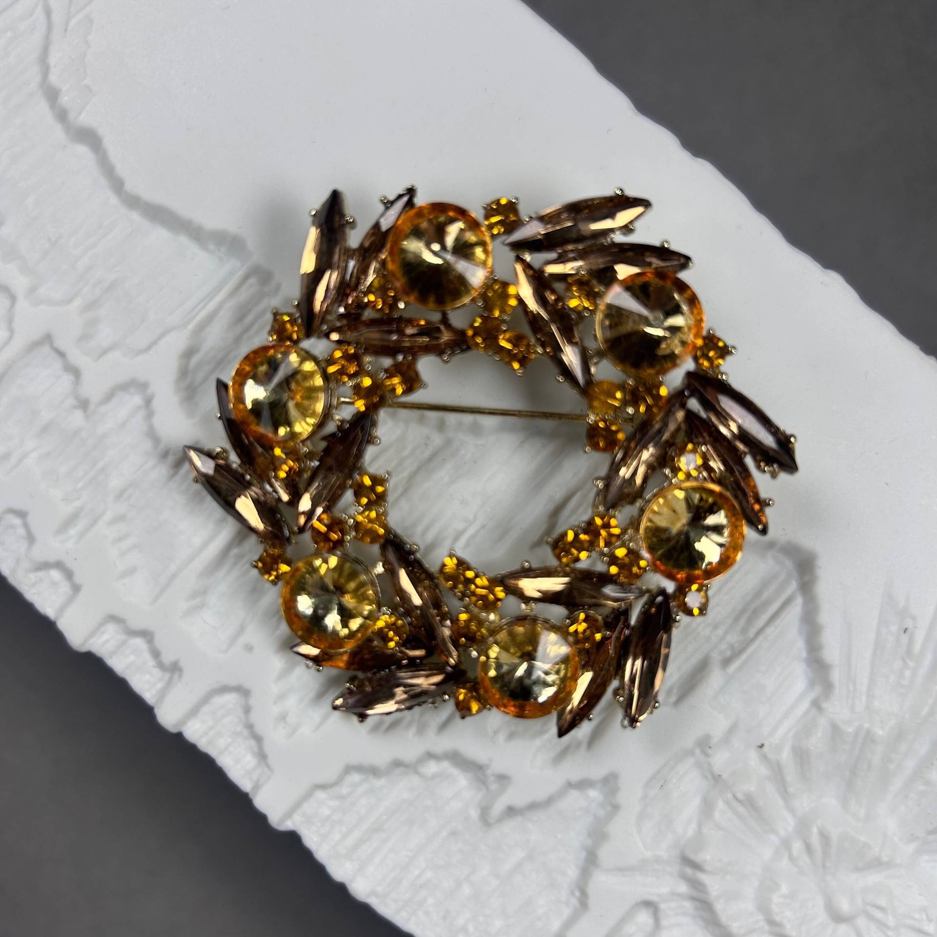 Vintage Große Brosche Mit Facettierten Hönigfarbigen Kristallen von KabinettBerlin
