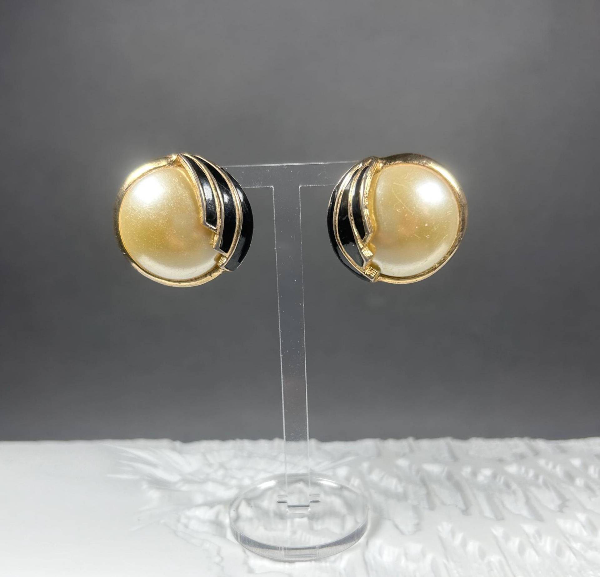 Vintage Große Runde Ohrklips Mit Faux Perlen Und Schwarzer Emaille von KabinettBerlin