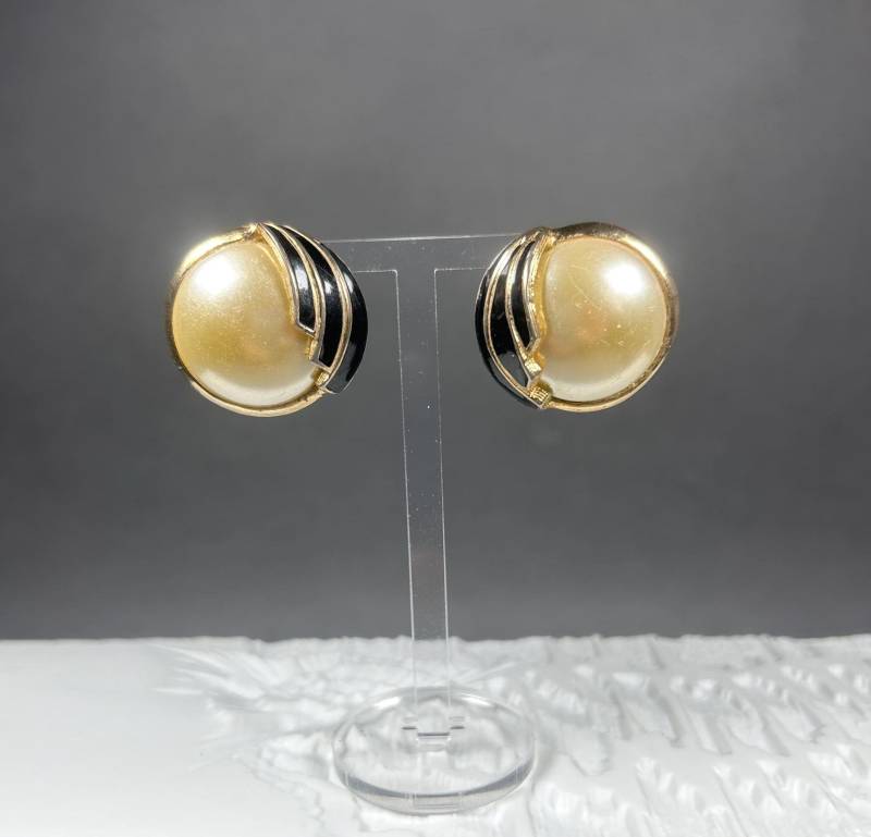 Vintage Große Runde Ohrklips Mit Faux Perlen Und Schwarzer Emaille von KabinettBerlin
