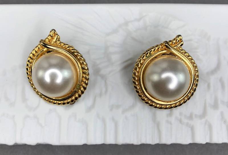 Vintage Große Runde Ohrklips Mit Faux Perlen von KabinettBerlin