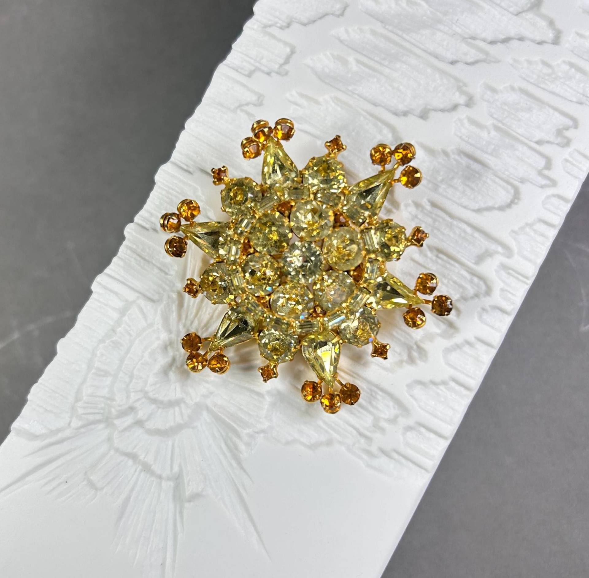 Vintage Große Weiss Brosche Mit Facettierten Gelben Kristallen von KabinettBerlin