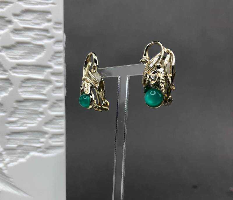 Vintage Hellgoldfarbene Ohrklips Mit Satinglas Perle von KabinettBerlin