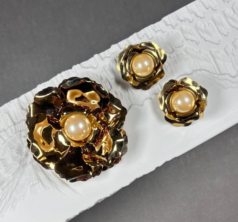Vintage Joan Rivers Goldfarbene Set Aus Brosche Und Ohrclips Mit Kunstperlen Vintage Joan Rivers Goldfarbene Set Aus Brosche Und Ohrclips Mit Kunstperlen von KabinettBerlin