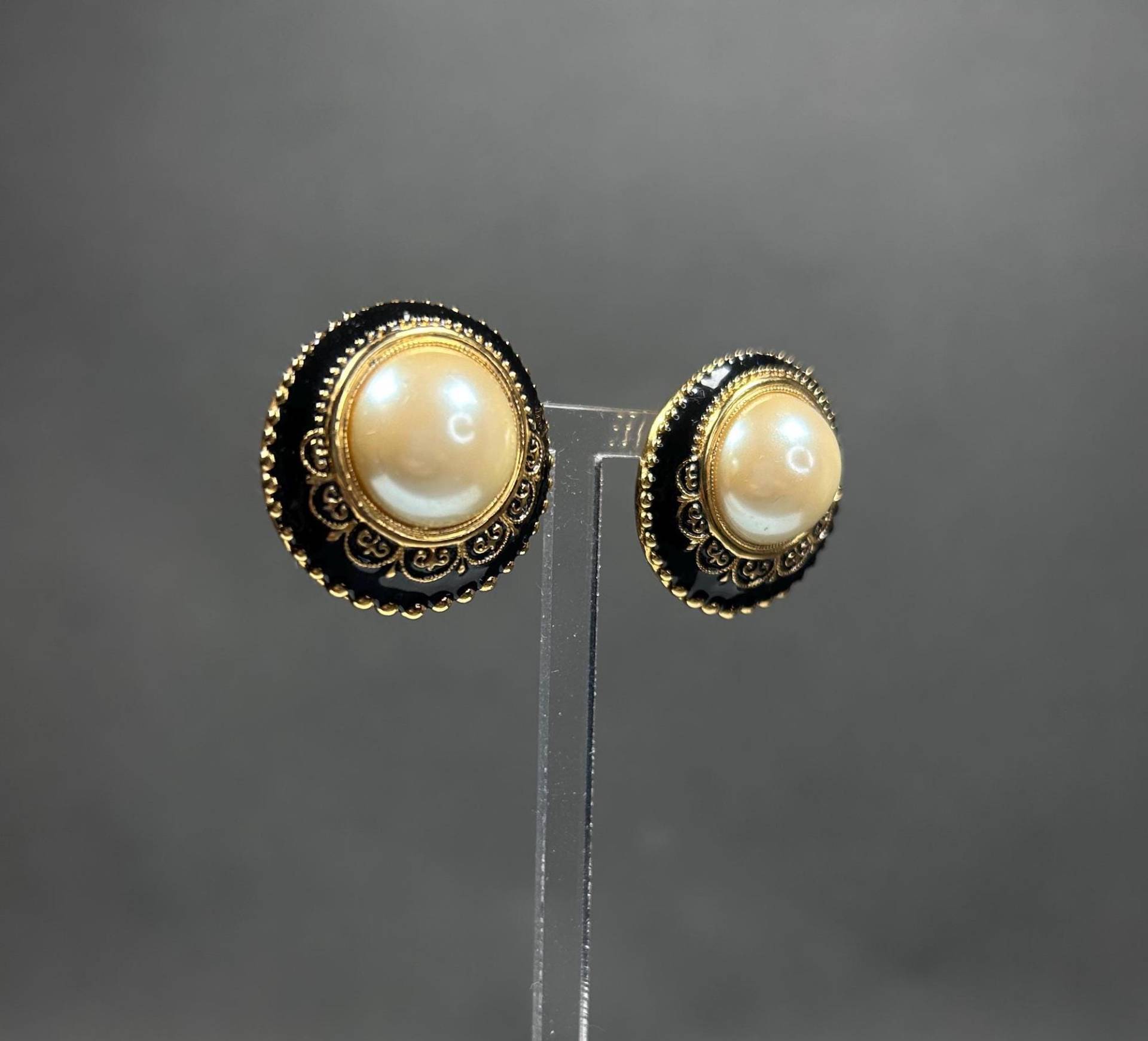 Vintage Joan Rivers Statement Goldfarbene Ohrklips Mit Faux Perle Und Schwarzen Emaillen von KabinettBerlin