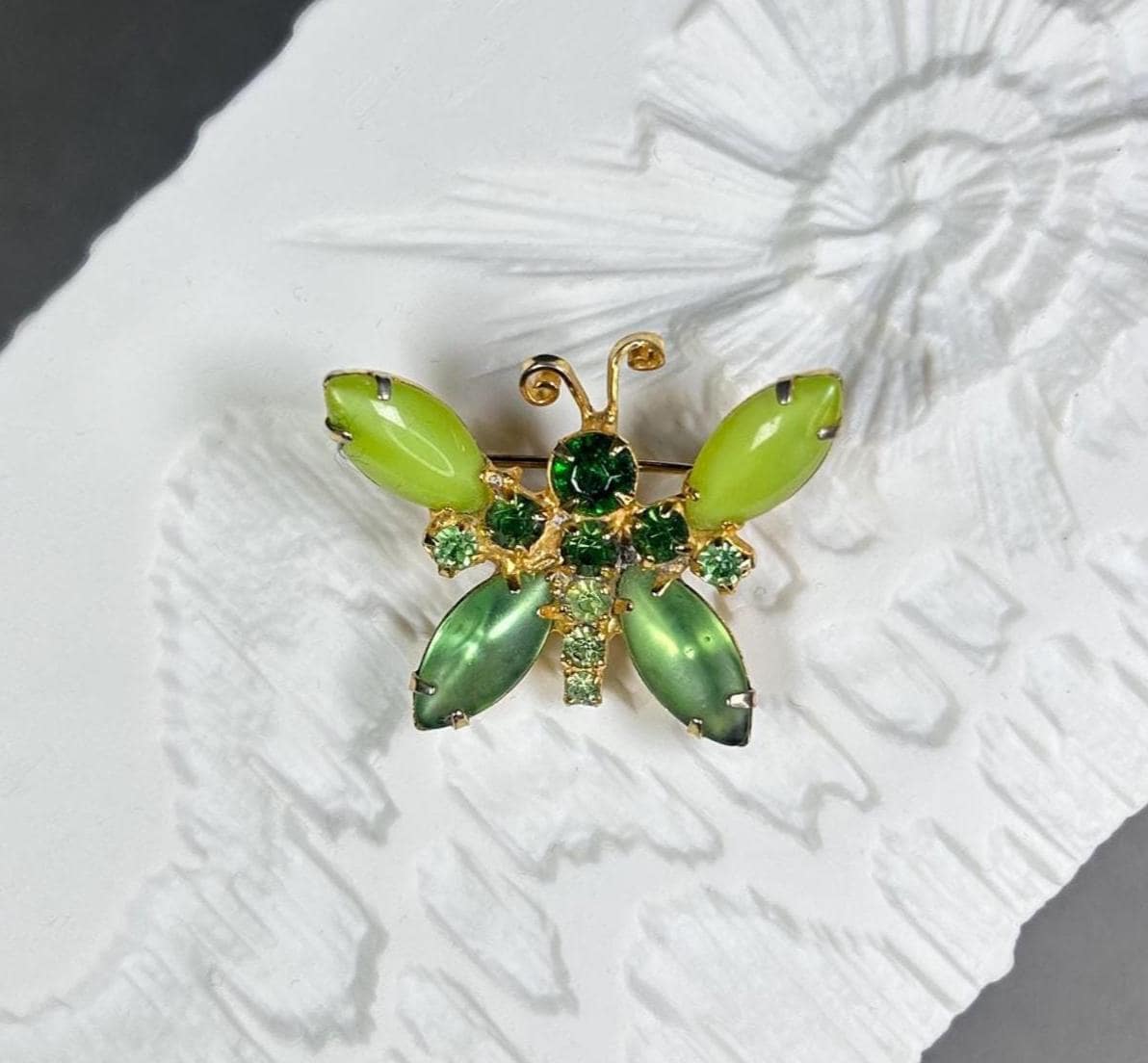 Vintage Kleine Brosche Schmetterling Mit Grünen Kristallen Aus 1950Er Ohne Marken von KabinettBerlin