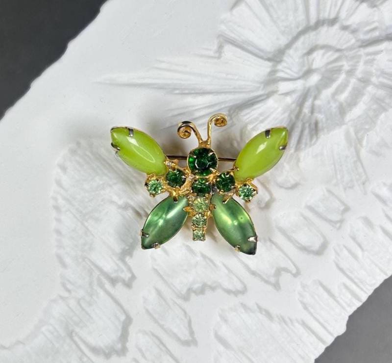 Vintage Kleine Brosche Schmetterling Mit Grünen Kristallen Aus 1950Er Ohne Marken Vintage Kleine Brosche Schmetterling Mit Grünen Kristallen Aus 1950Er Ohne Marken von KabinettBerlin