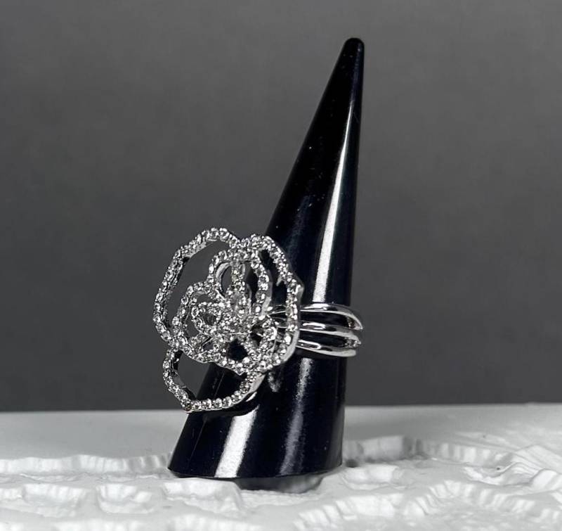 Vintage Landau Statement Cocktailring Mit Blumenmotiv Vintage Landau Statement Cocktailring Mit Blumenmotiv von KabinettBerlin