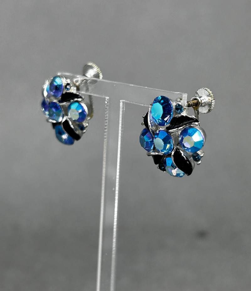 Vintage Lisner Ohrclips/Ohrringe Mit Facettierten Blauen Aurora Borealis Kristallen Und Schwarzer Emaille von KabinettBerlin