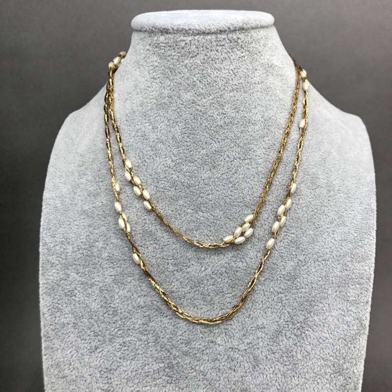 Vintage Monet Goldfarbene Halskette Mit Perleneinlage von KabinettBerlin