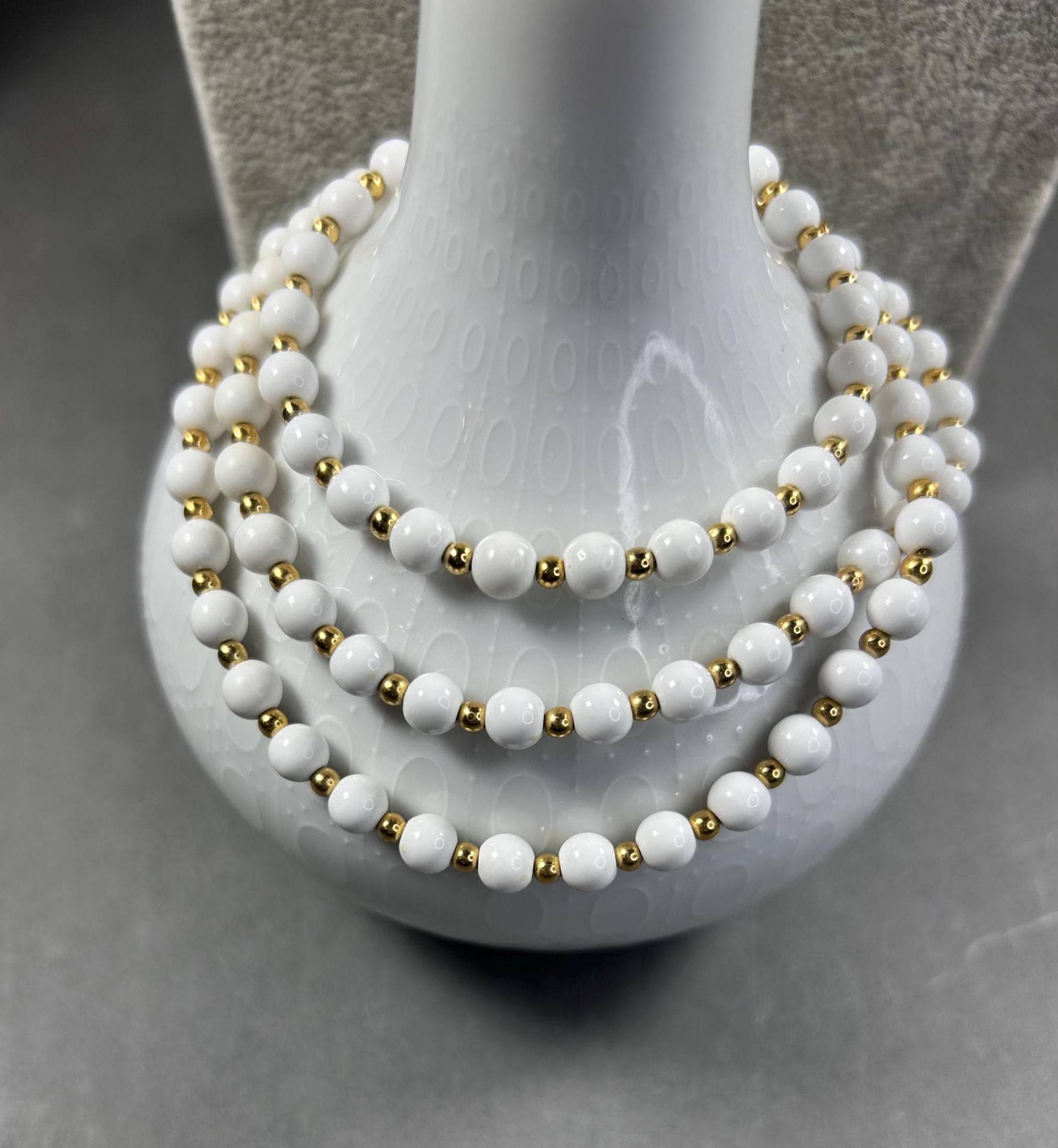 Vintage Monet Goldfarbene Und Weiße Plastik Halskette Aus 1960Er von KabinettBerlin