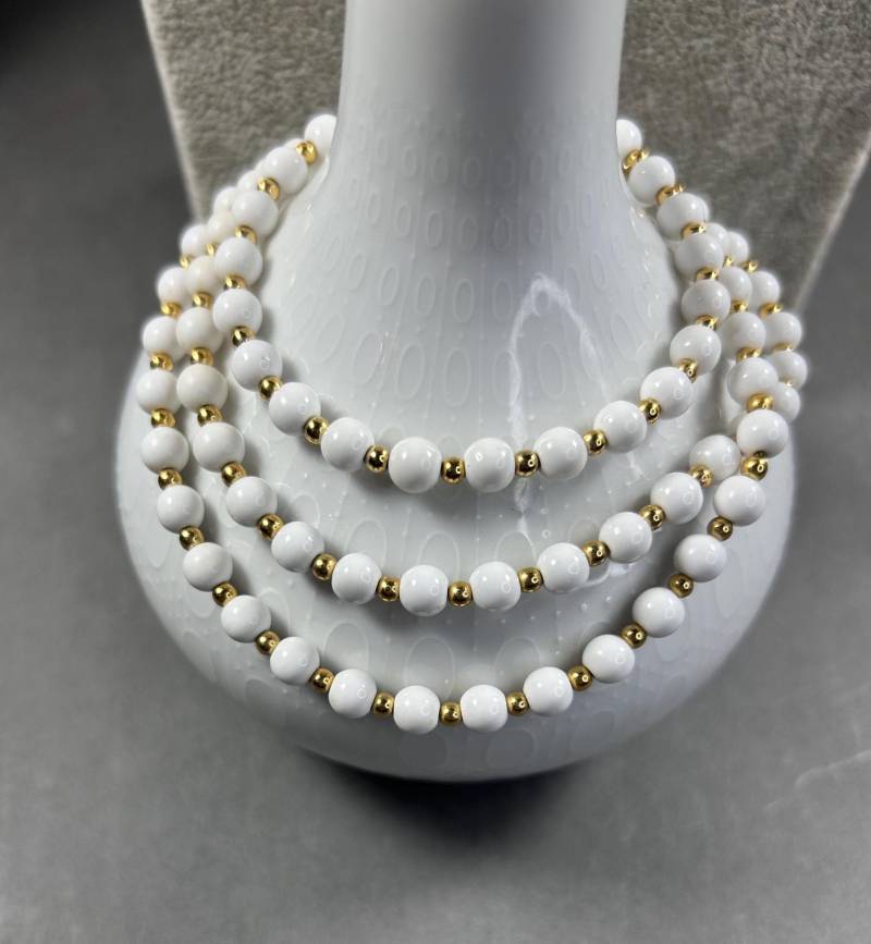 Vintage Monet Goldfarbene Und Weiße Plastik Halskette Aus 1960Er von KabinettBerlin