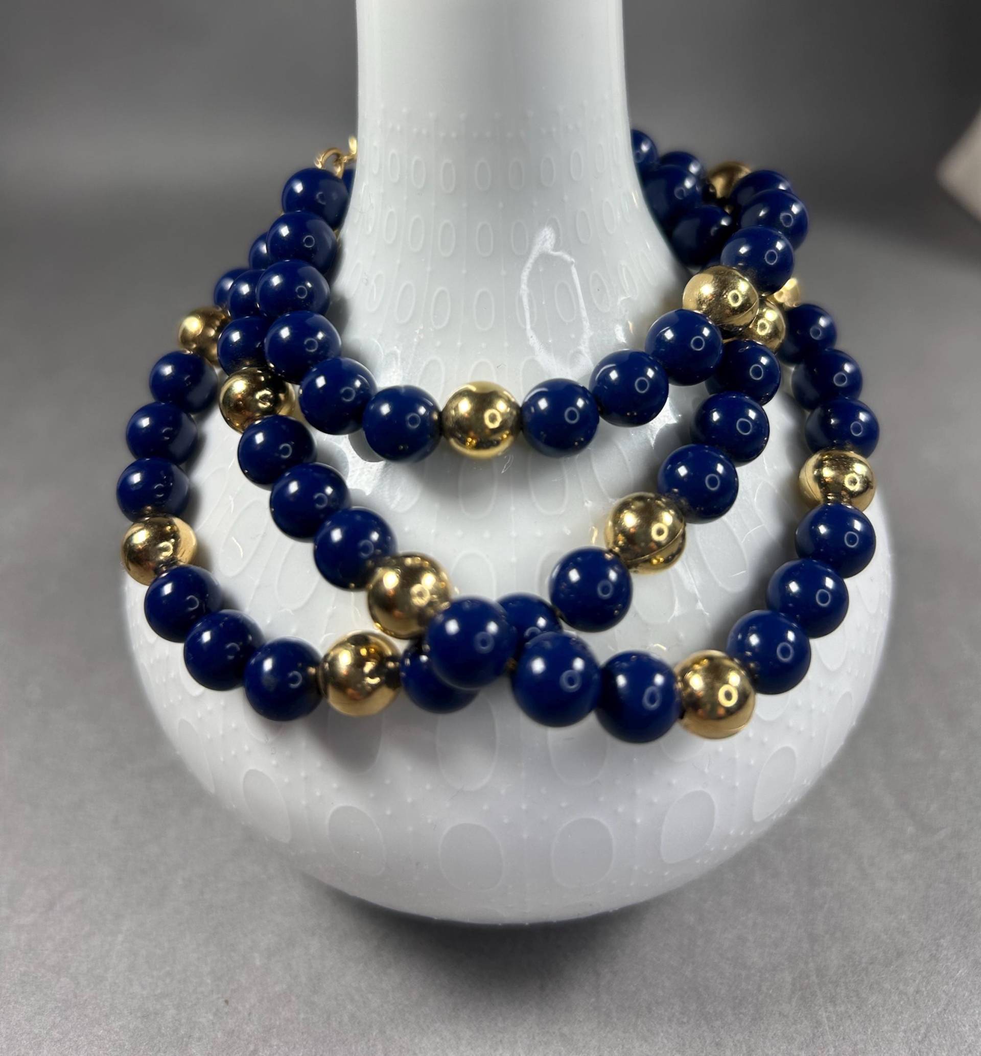 Vintage Napier Goldfarbene Und Blau/Navy Plastik Halskette Aus 1960Er von KabinettBerlin