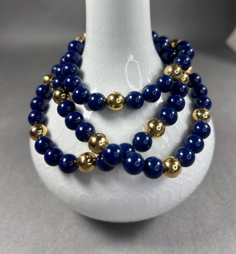 Vintage Napier Goldfarbene Und Blau/Navy Plastik Halskette Aus 1960Er Vintage Napier Goldfarbene Und Blau/Navy Plastik Halskette Aus 1960Er von KabinettBerlin