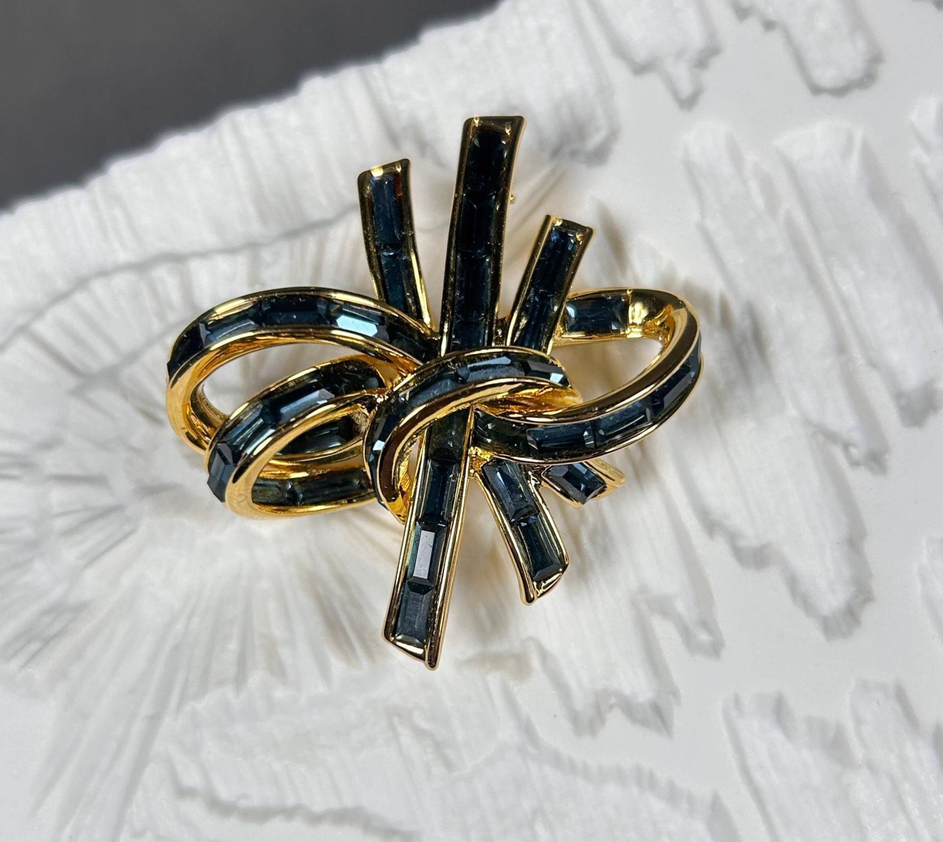 Vintage Nolan Miller Goldfarbene Brosche Mit Baguette-Saphir-Glaskristallen von KabinettBerlin