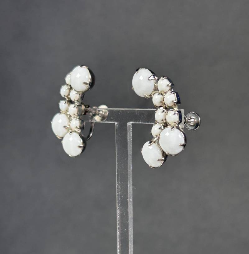 Vintage Ohrclips Mit Milchglas Facettierten Kristallen von KabinettBerlin