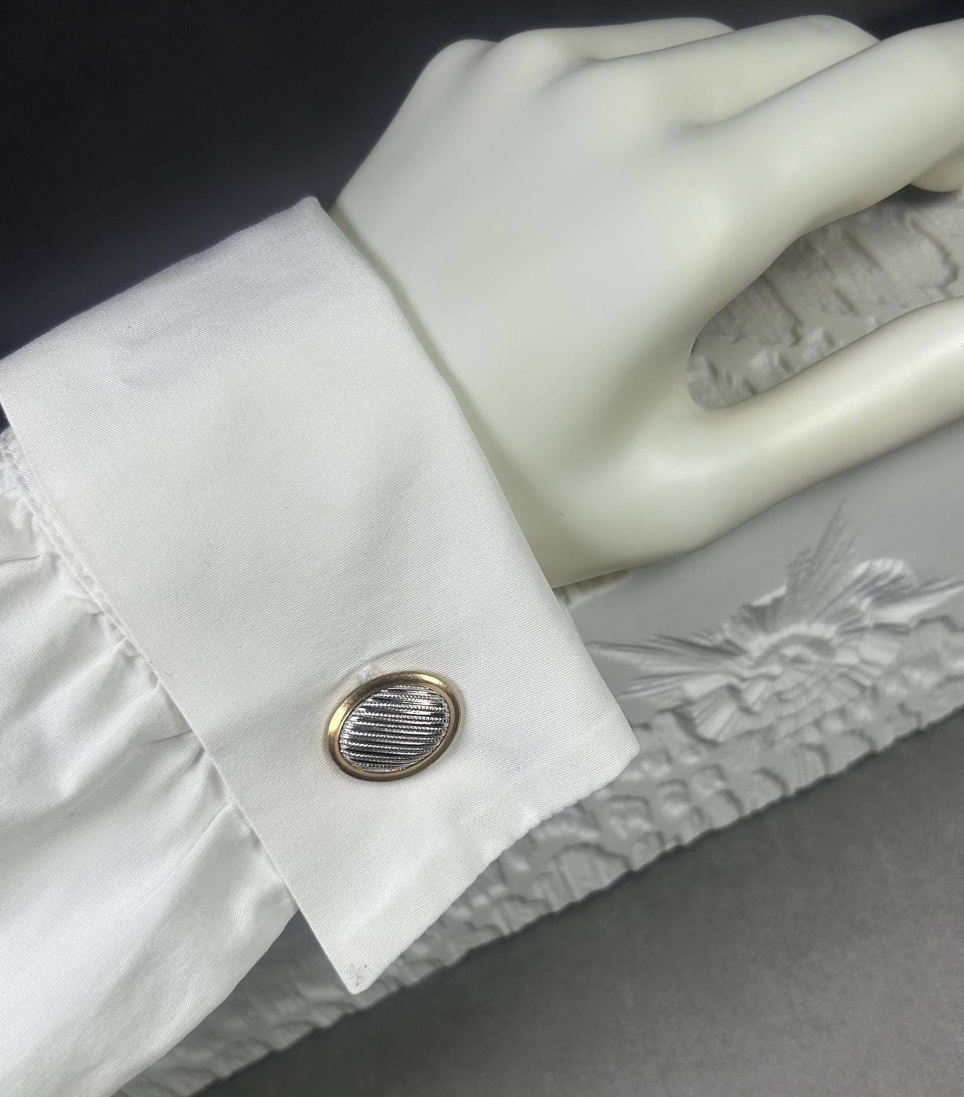 Vintage Ovale Unisex Silber - Und Goldfarbene Manschettenknöpfe Mit Patent Nummer Aus 1950Er Vintage Ovale Unisex Silber - Und Goldfarbene Manschettenknöpfe Mit Patent Nummer Aus 1950Er von KabinettBerlin