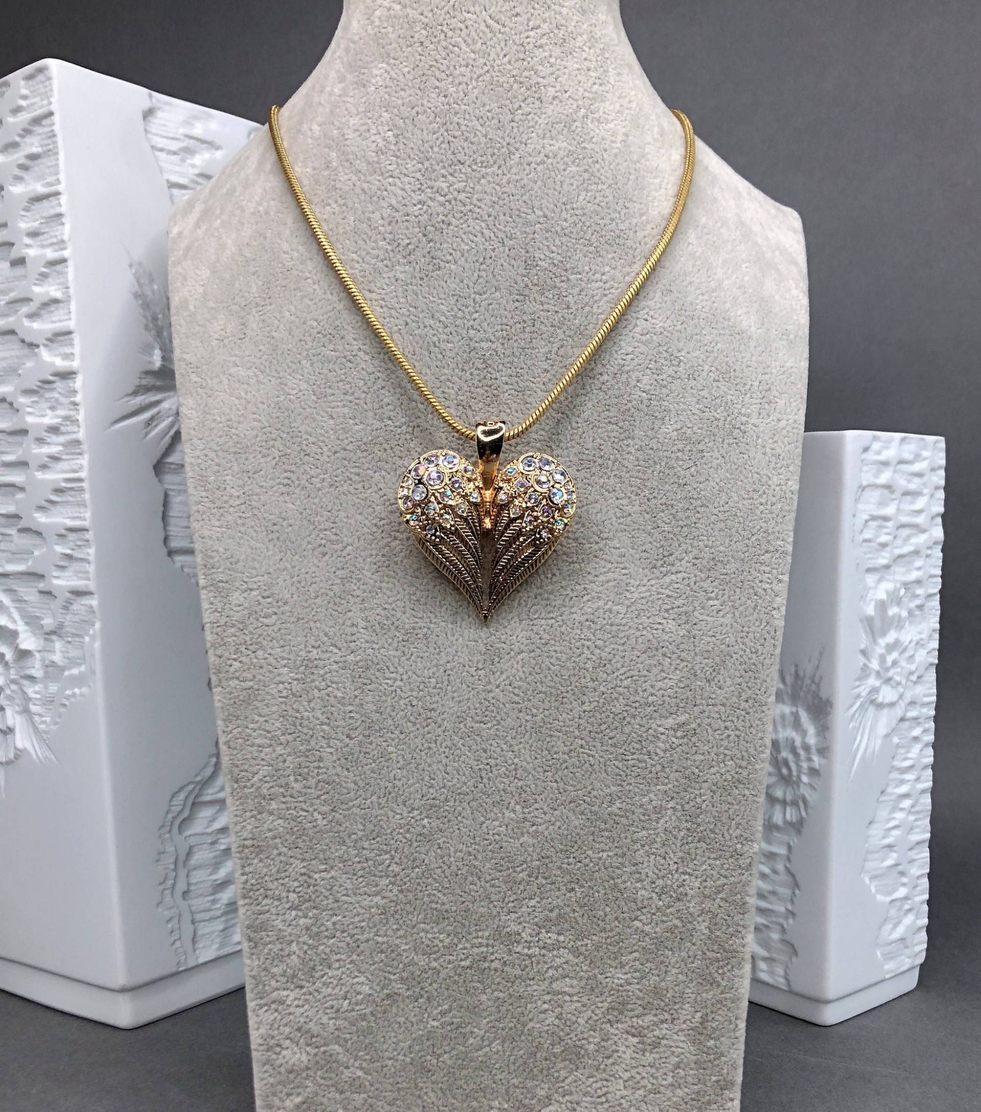 Vintage Rmn The Roman Company Anhänger "Herz - Engelsflügel" Aus Goldfarbener Schmucklegierung Mit Strasssteinen von KabinettBerlin