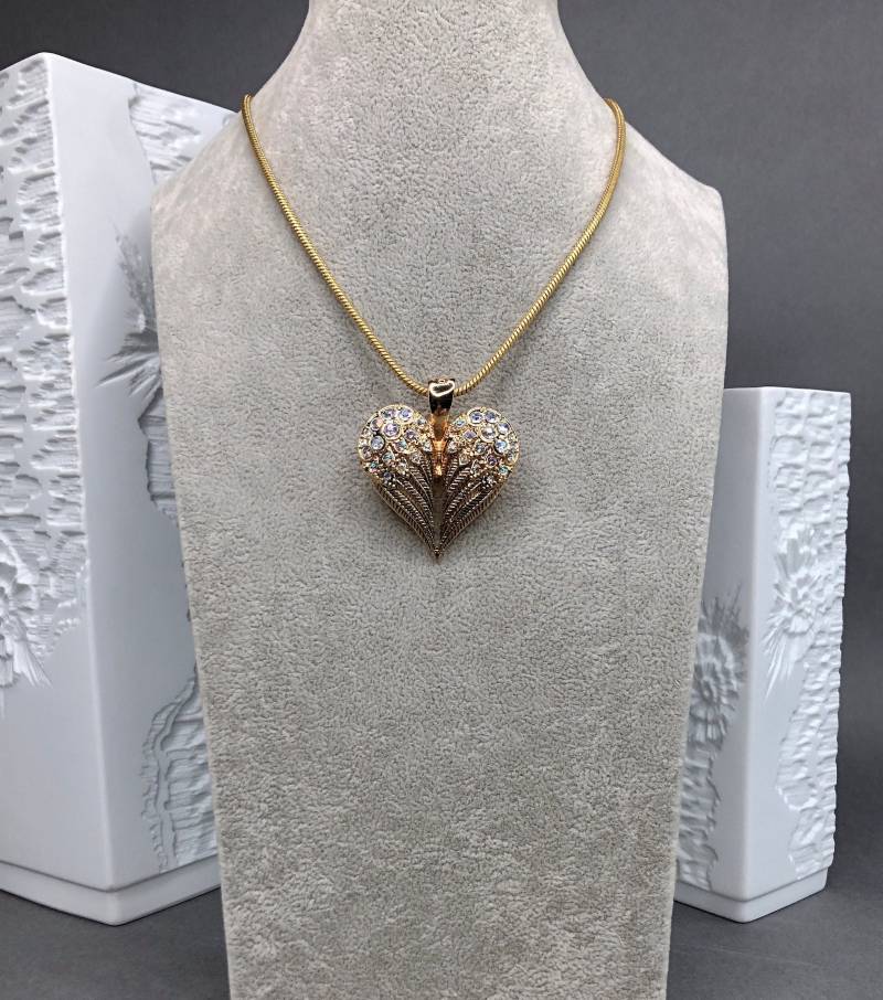 Vintage Rmn The Roman Company Anhänger "Herz - Engelsflügel" Aus Goldfarbener Schmucklegierung Mit Strasssteinen von KabinettBerlin