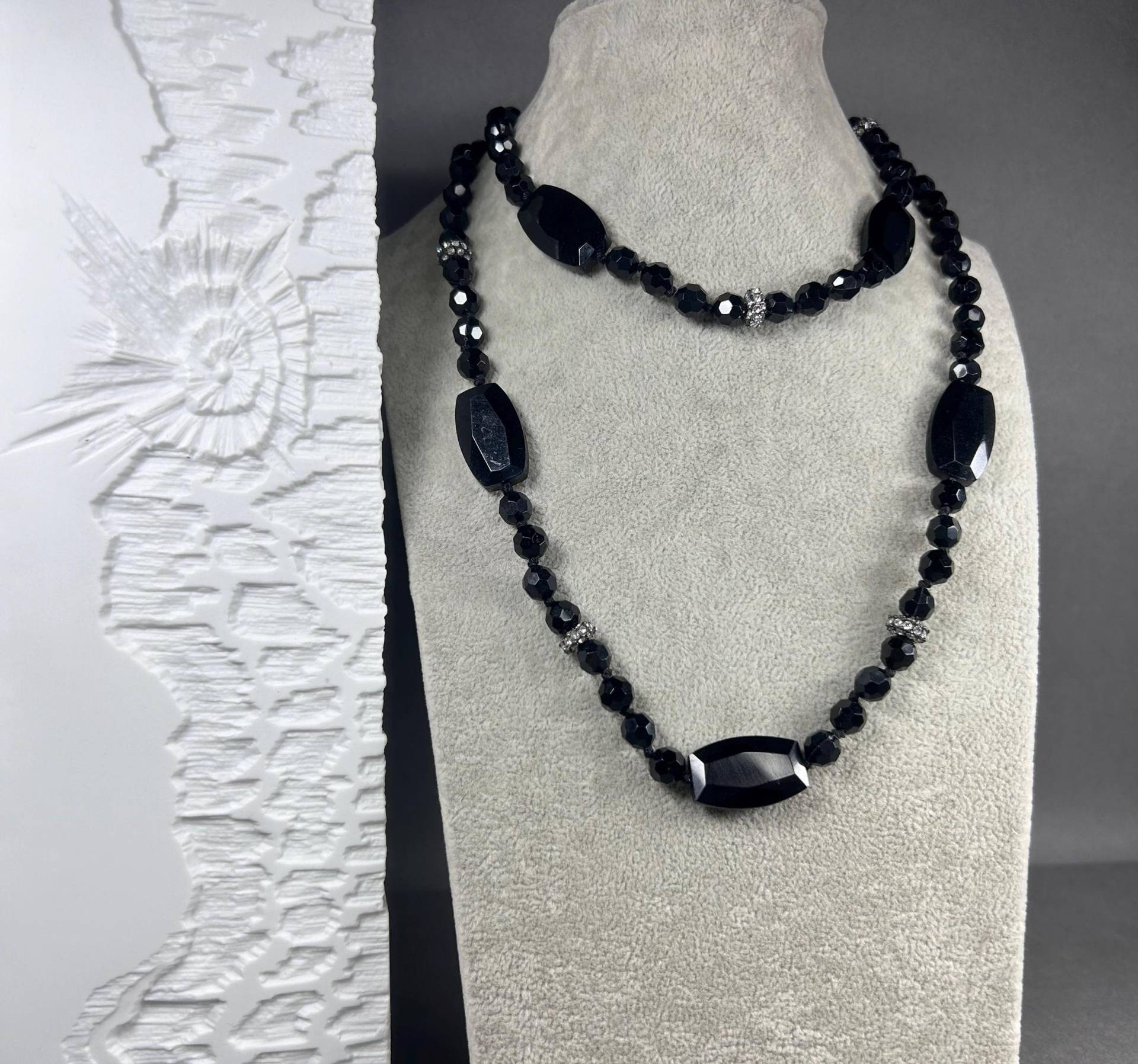 Vintage Schwarze Halskette 90 cm Lang in The Great Gatsby Stil von KabinettBerlin