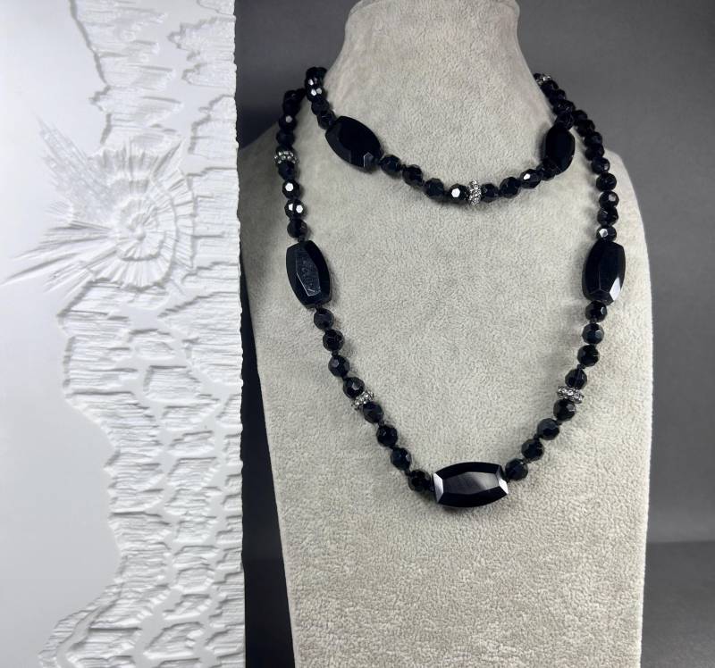 Vintage Schwarze Halskette 90 cm Lang in The Great Gatsby Stil von KabinettBerlin
