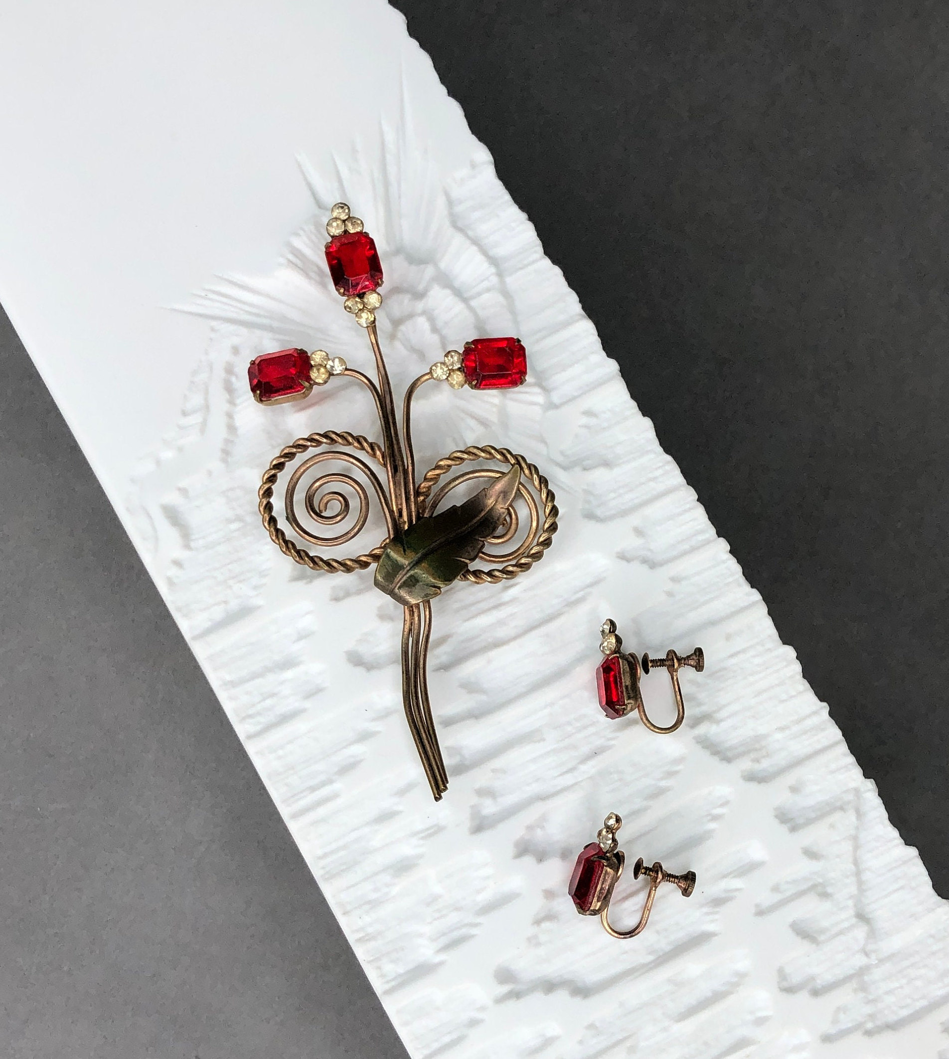 Vintage Set Aus Brosche Und Ohrclips Mit Rubinfarbenen Kristallen von KabinettBerlin
