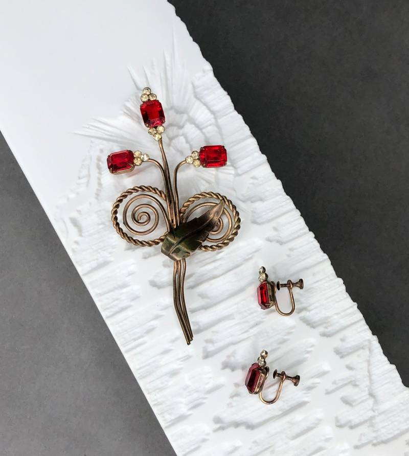 Vintage Set Aus Brosche Und Ohrclips Mit Rubinfarbenen Kristallen von KabinettBerlin