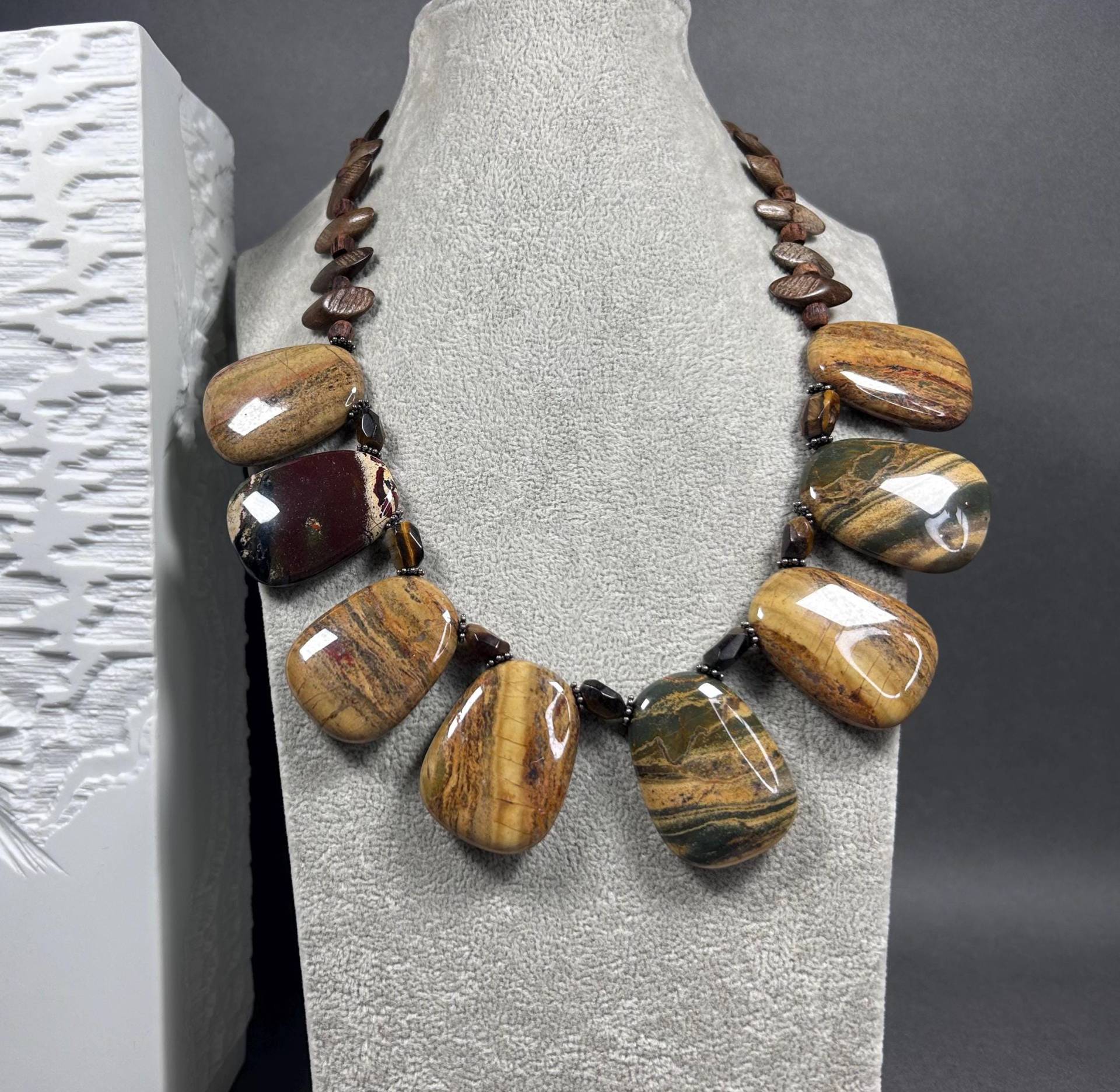 Vintage Silberfarbene Halskette Mit Großen Steinperlen Und Holzperlen von KabinettBerlin