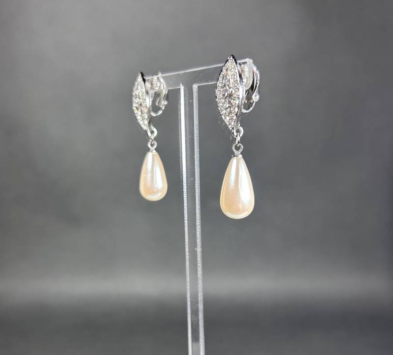 Vintage Silberfarbene Ohrklips Mit Faux Pearl Und Funkelden Strassteienen von KabinettBerlin