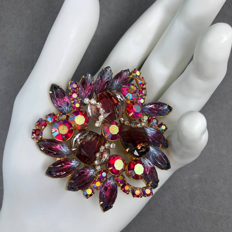 Vintage Statement Brosche Im Schiaparelly-Stil Aus Faccetierten Ab Rosa Kristallen Und Glitzernden Glascabochons von KabinettBerlin
