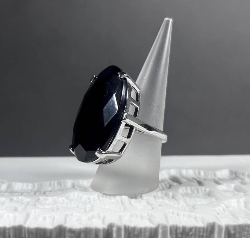 Vintage Statement Cocktailring Mit Einem Großen Facettierten Hämatit Vintage Statement Cocktailring Mit Einem Großen Facettierten Hämatit von KabinettBerlin