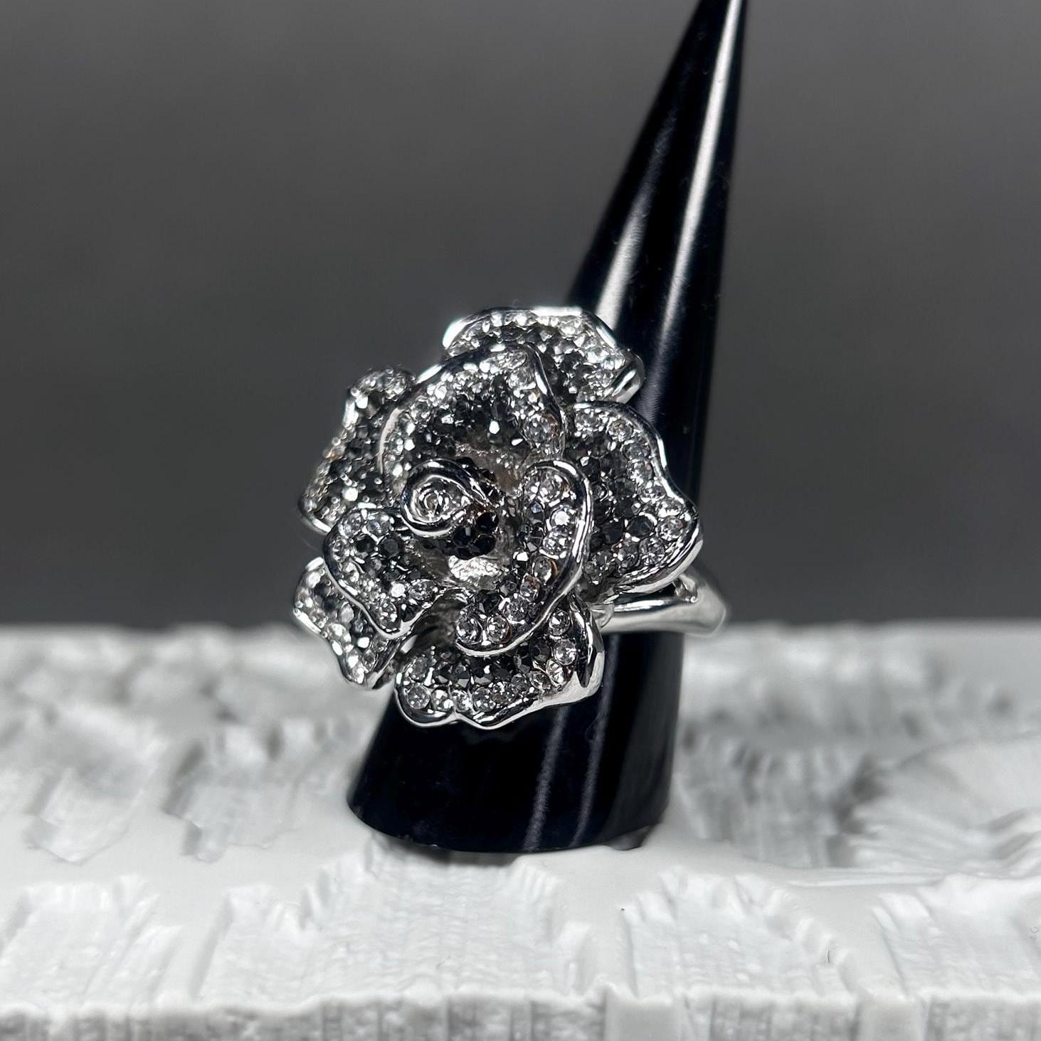 Vintage Statement Cocktailring Mit Schwarzem Und Weißem Pflasterdiamanten Rosenblüte von KabinettBerlin