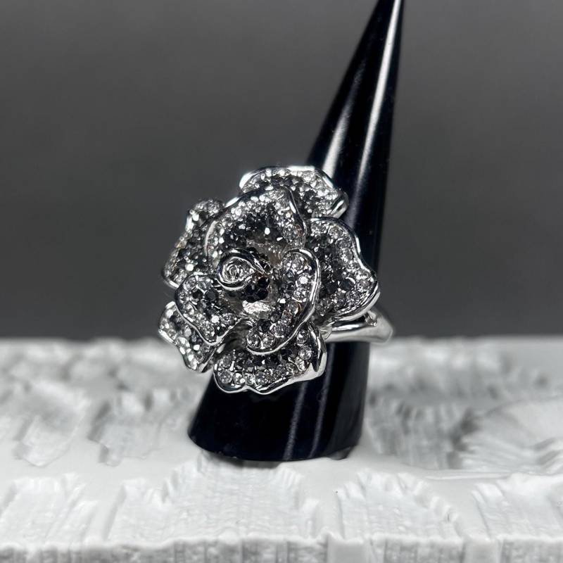 Vintage Statement Cocktailring Mit Schwarzem Und Weißem Pflasterdiamanten Rosenblüte Vintage Statement Cocktailring Mit Schwarzem Und Weißem Pflasterdiamanten Rosenblüte von KabinettBerlin
