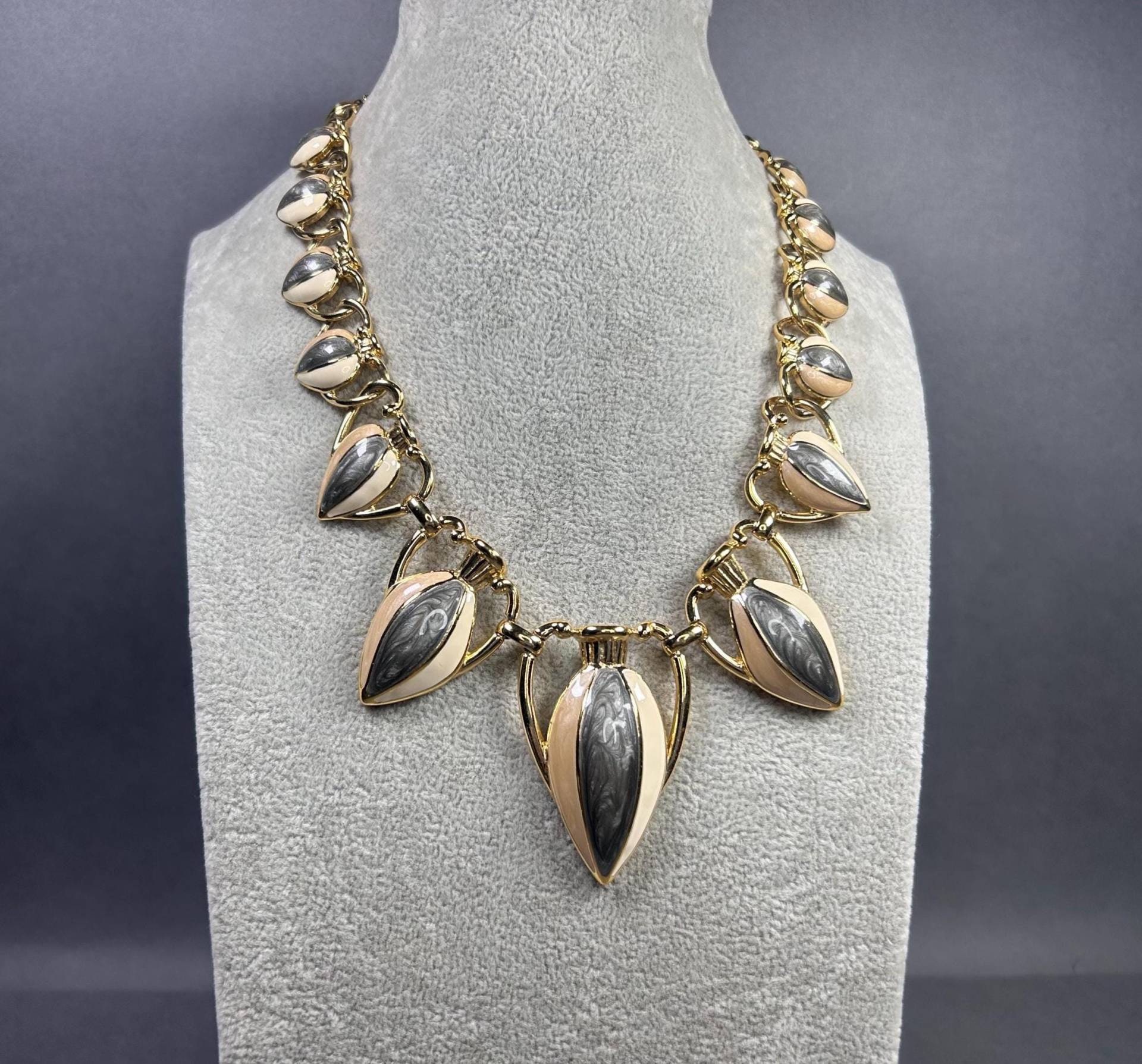 Vintage Statement Trifari Tm Goldfarbene Halskette Mit Anhänger Emaillen von KabinettBerlin