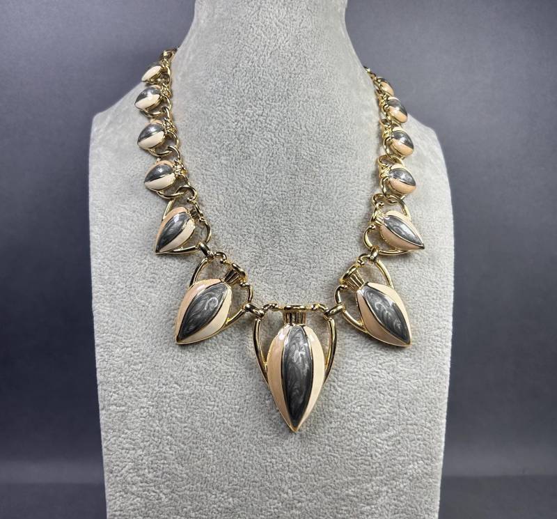 Vintage Statement Trifari Tm Goldfarbene Halskette Mit Anhänger Emaillen Vintage Statement Trifari Tm Goldfarbene Halskette Mit Anhänger Emaillen von KabinettBerlin