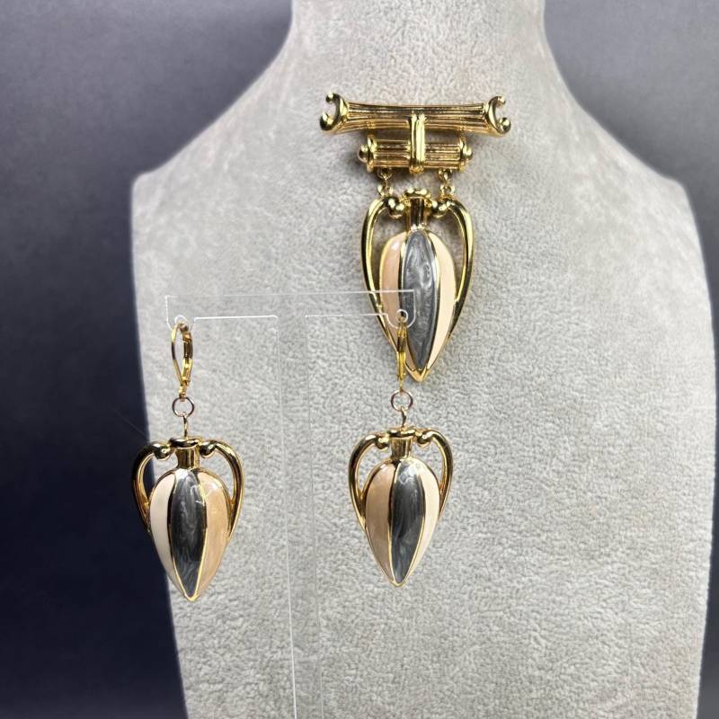 Vintage Statement Trifari Tm Goldfarbene Schmuckset - Brosche Und Ohrringe Mit Emaillen von KabinettBerlin