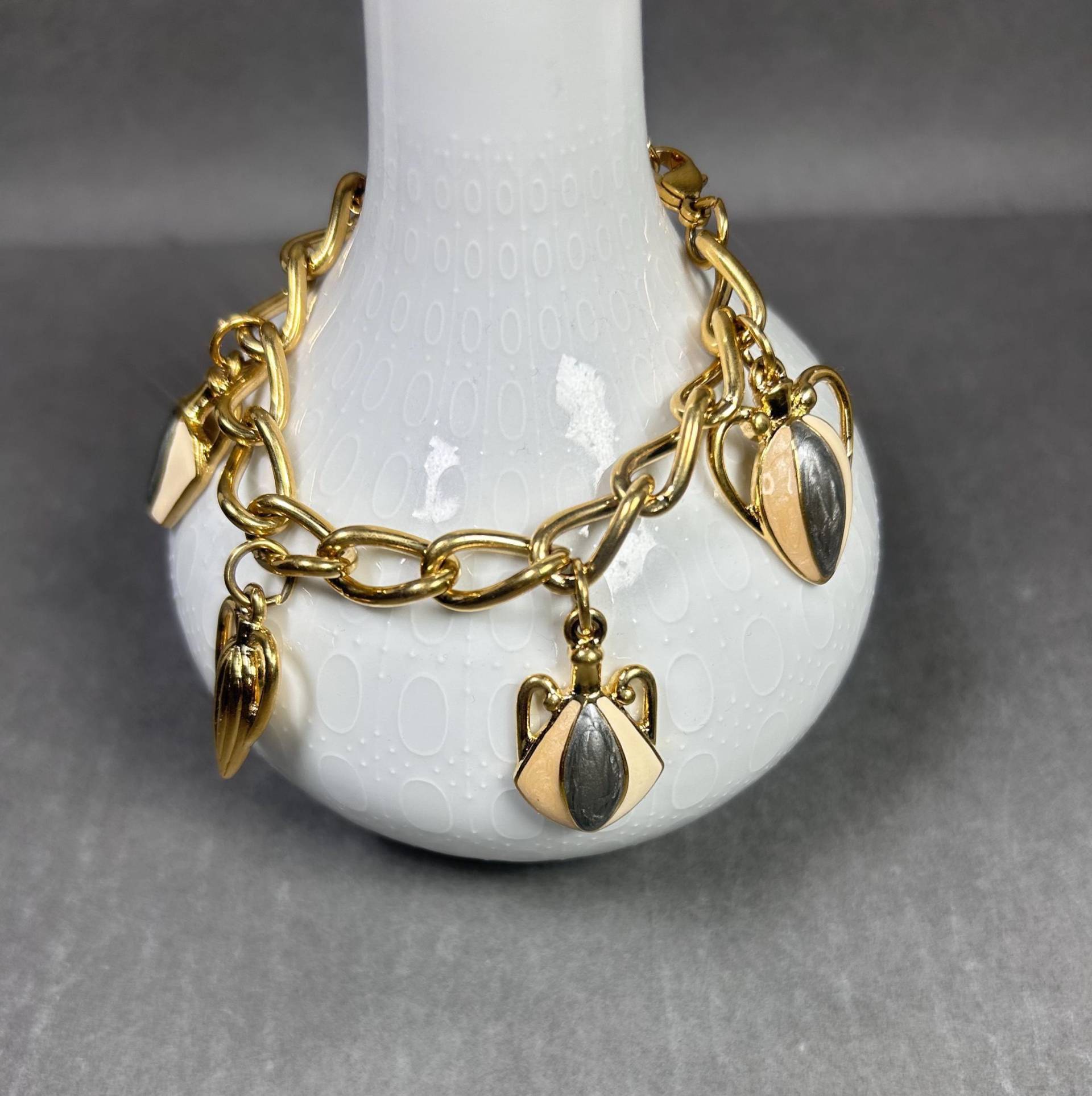 Vintage Statement Trifari Tm Goldfarbenes Armband/Bettelarmband Mit Anhänger Emaillen von KabinettBerlin