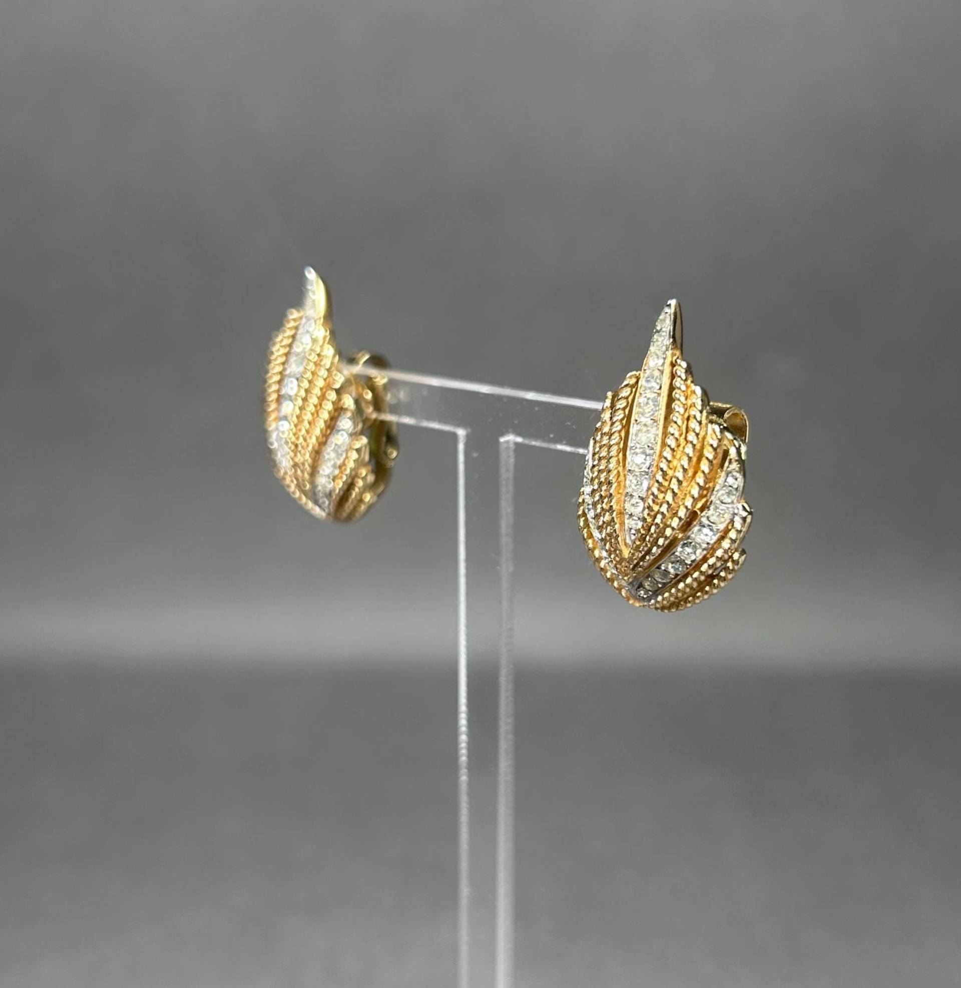 Vintage Trifari Krone Goldfarbene Ohrklips Mit Kleinen Klaren Kristallen von KabinettBerlin