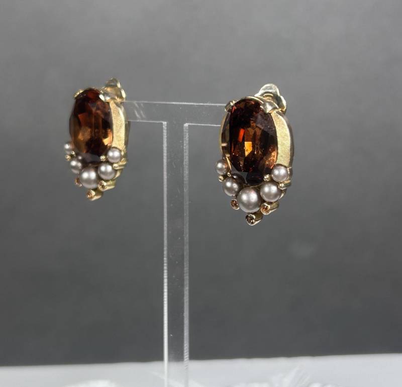 Vintage Trifari Krone Goldfarbene Ohrklips Mit Topas-Glas Cabochon Und Kunstperlen von KabinettBerlin