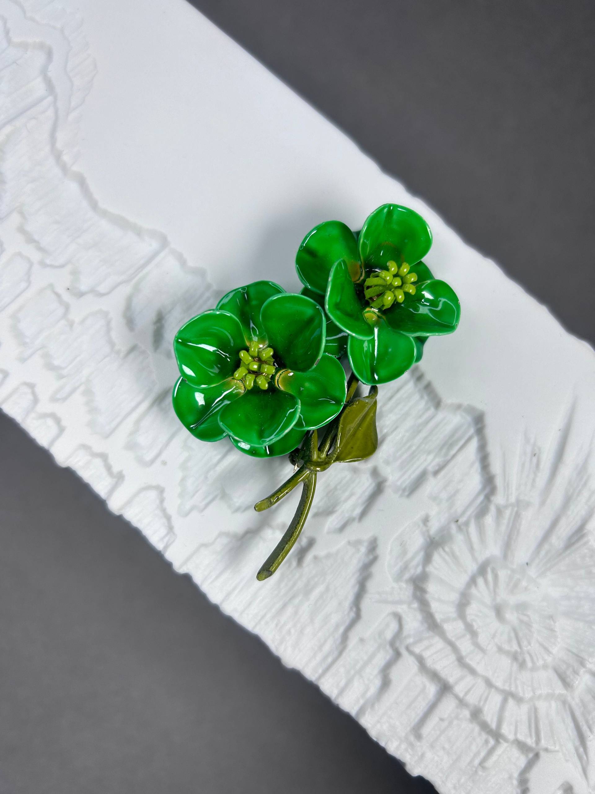 Vintage Unsignierte Leichte Emaille-Brosche - Zwei Grüne Blüten von KabinettBerlin