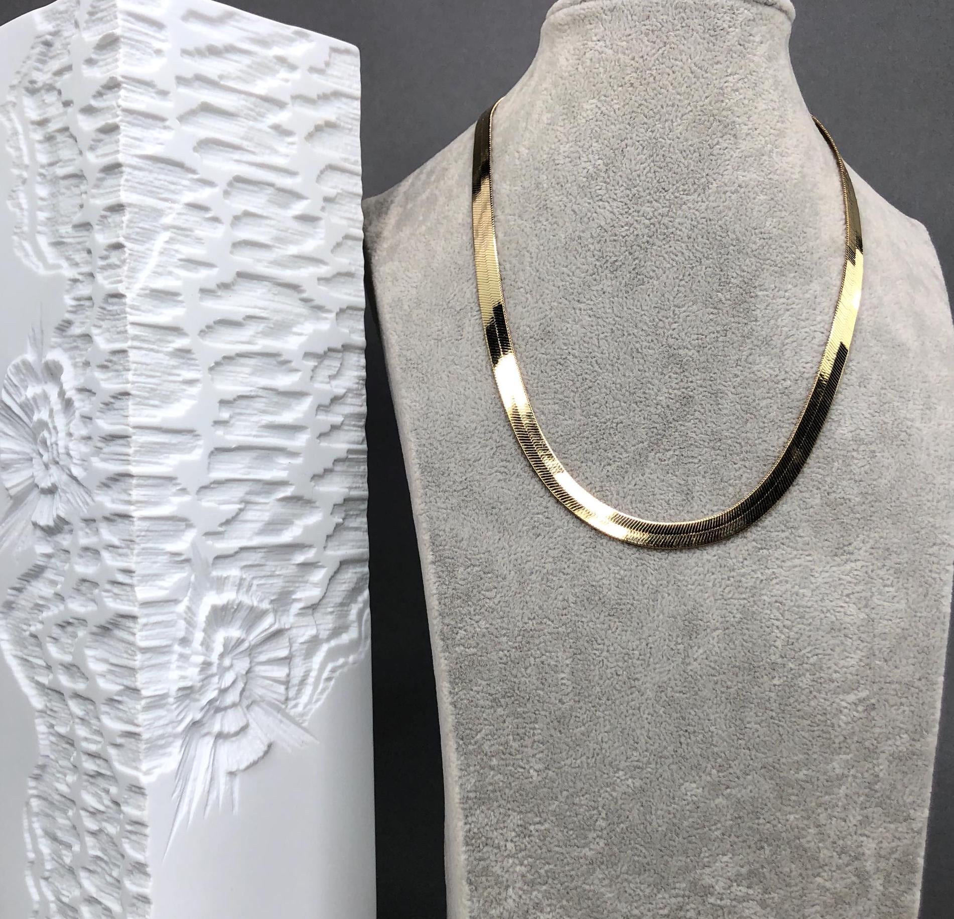 Vintage Vergoldete Kette Mit Fischgrätenmuster 45 cm Lang von KabinettBerlin