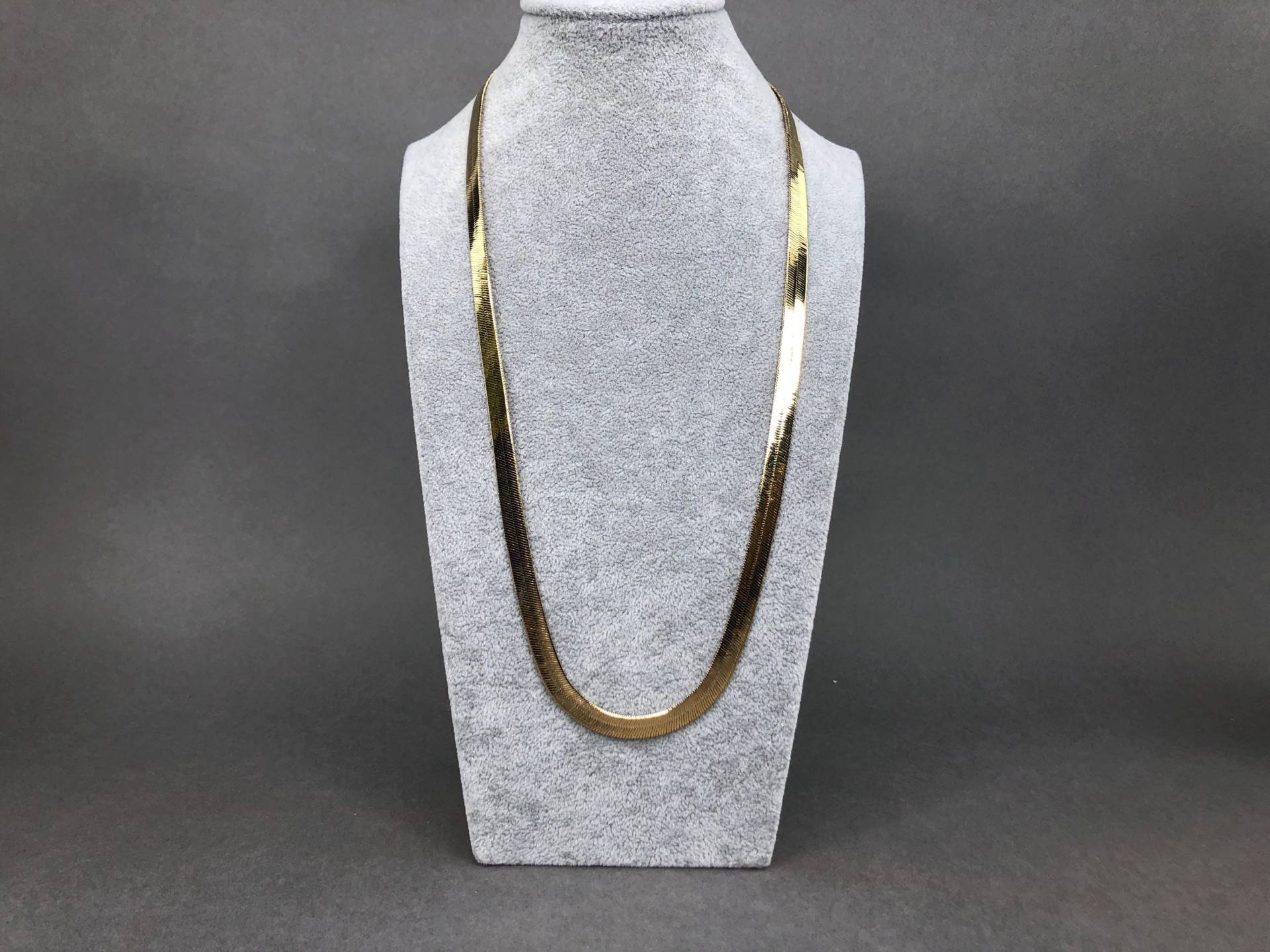 Vintage Vergoldete Kette Mit Fischgrätenmuster 60 cm Lang von KabinettBerlin