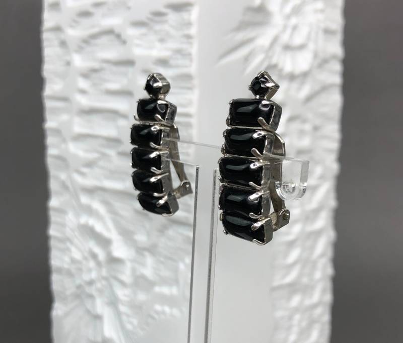 Vintage Weiss Ohrclips Mit Schwarzen Kristallen Vintage Weiss Ohrclips Mit Schwarzen Kristallen von KabinettBerlin