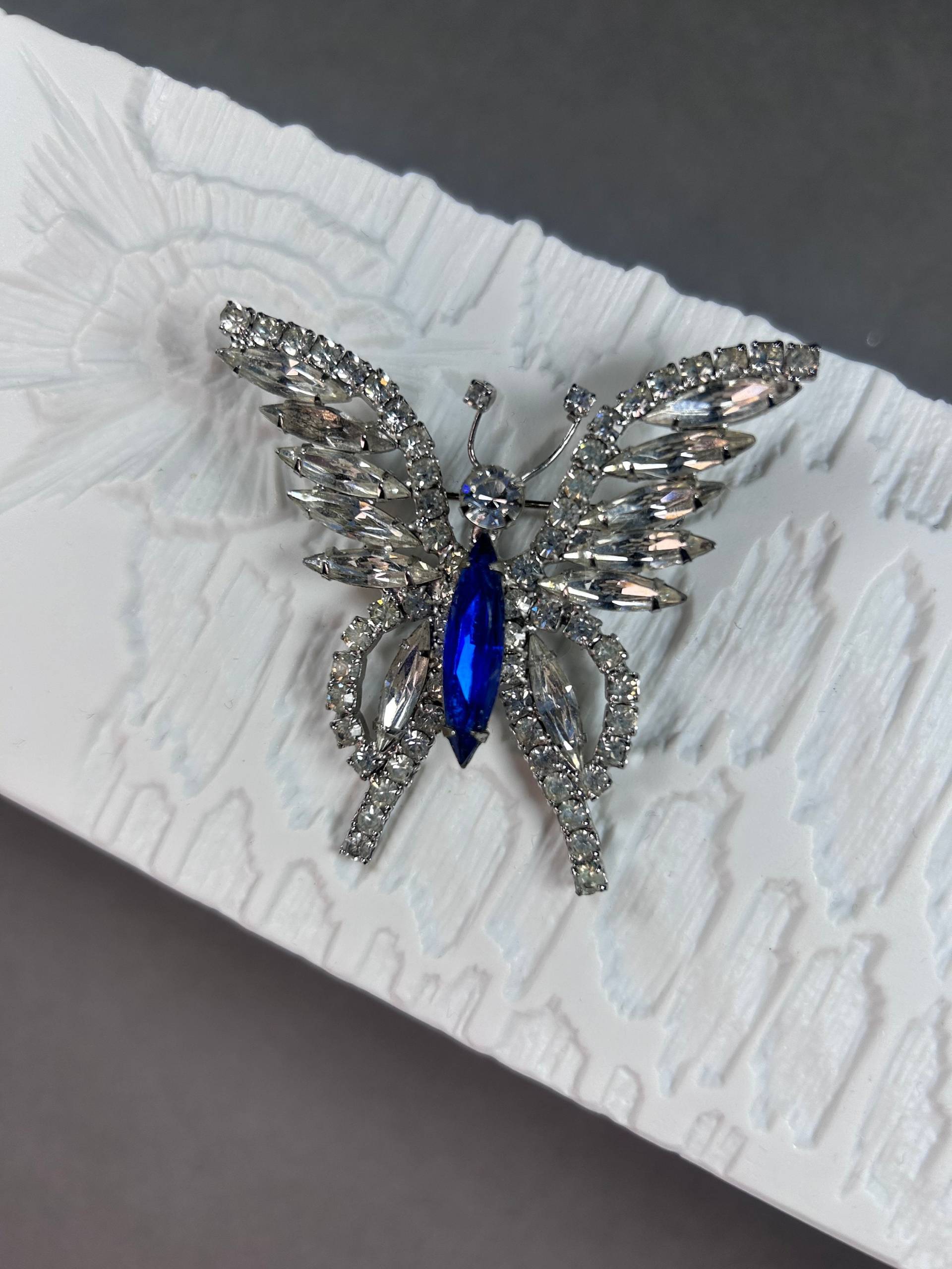 Vintage Weiß Und Blau Brosche Schmetterling Ohne Marken von KabinettBerlin