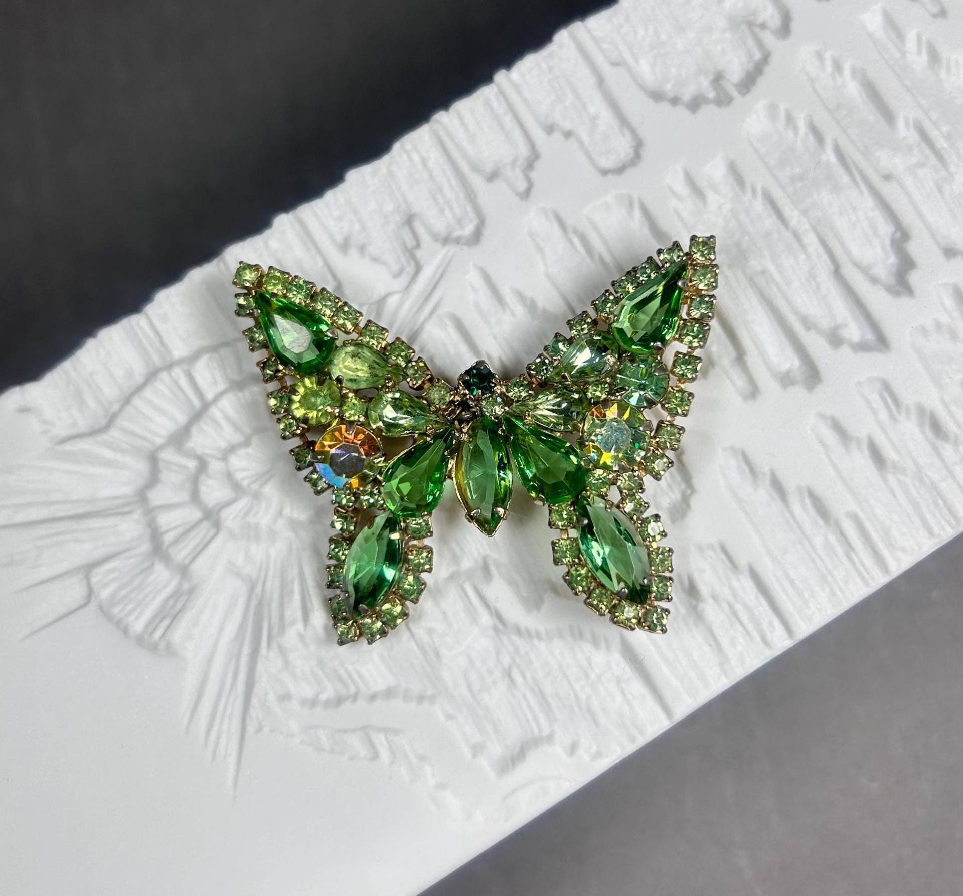 Weiss Vintage Brosche - Schmetterling Mit Hellgrünen Aurora Borealis Strasssteinen von KabinettBerlin