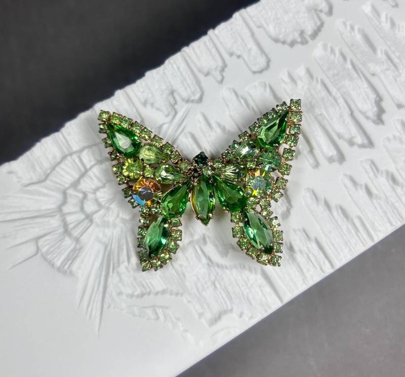 Weiss Vintage Brosche - Schmetterling Mit Hellgrünen Aurora Borealis Strasssteinen von KabinettBerlin