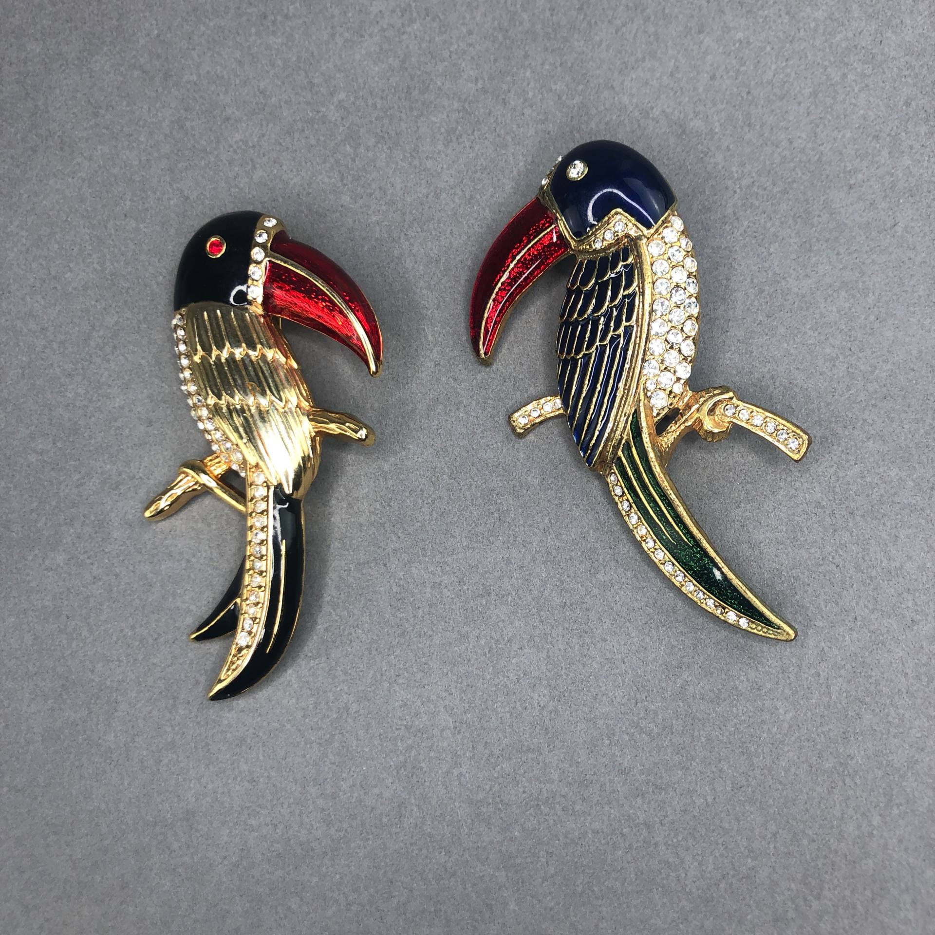 Zwei Vintage Broschen Toucans Mit Roten Schnäbeln von KabinettBerlin
