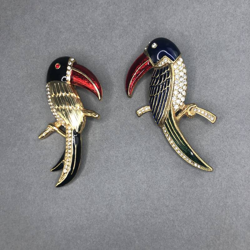 Zwei Vintage Broschen Toucans Mit Roten Schnäbeln Zwei Vintage Broschen Toucans Mit Roten Schnäbeln von KabinettBerlin
