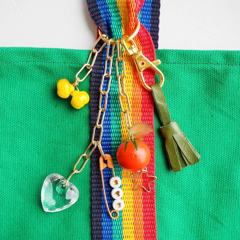 Handgefertigter Taschenanhänger in Gold Mit Früchten, Lederquaste, Tomate, Herz, Stern, Taschenanhänger, Schlüsselanhänger von Kabinshop